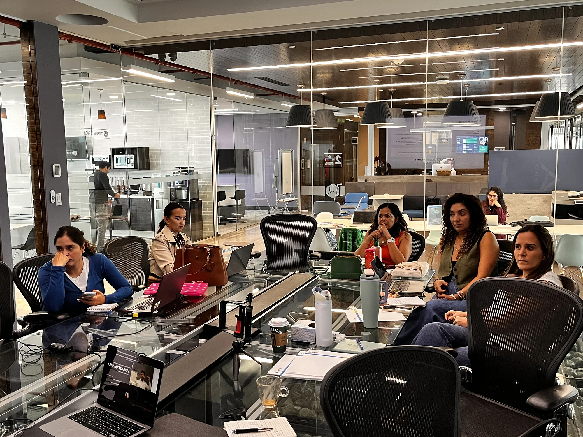 Equipo de Ascendia en sesión de trabajo en sala de juntas
