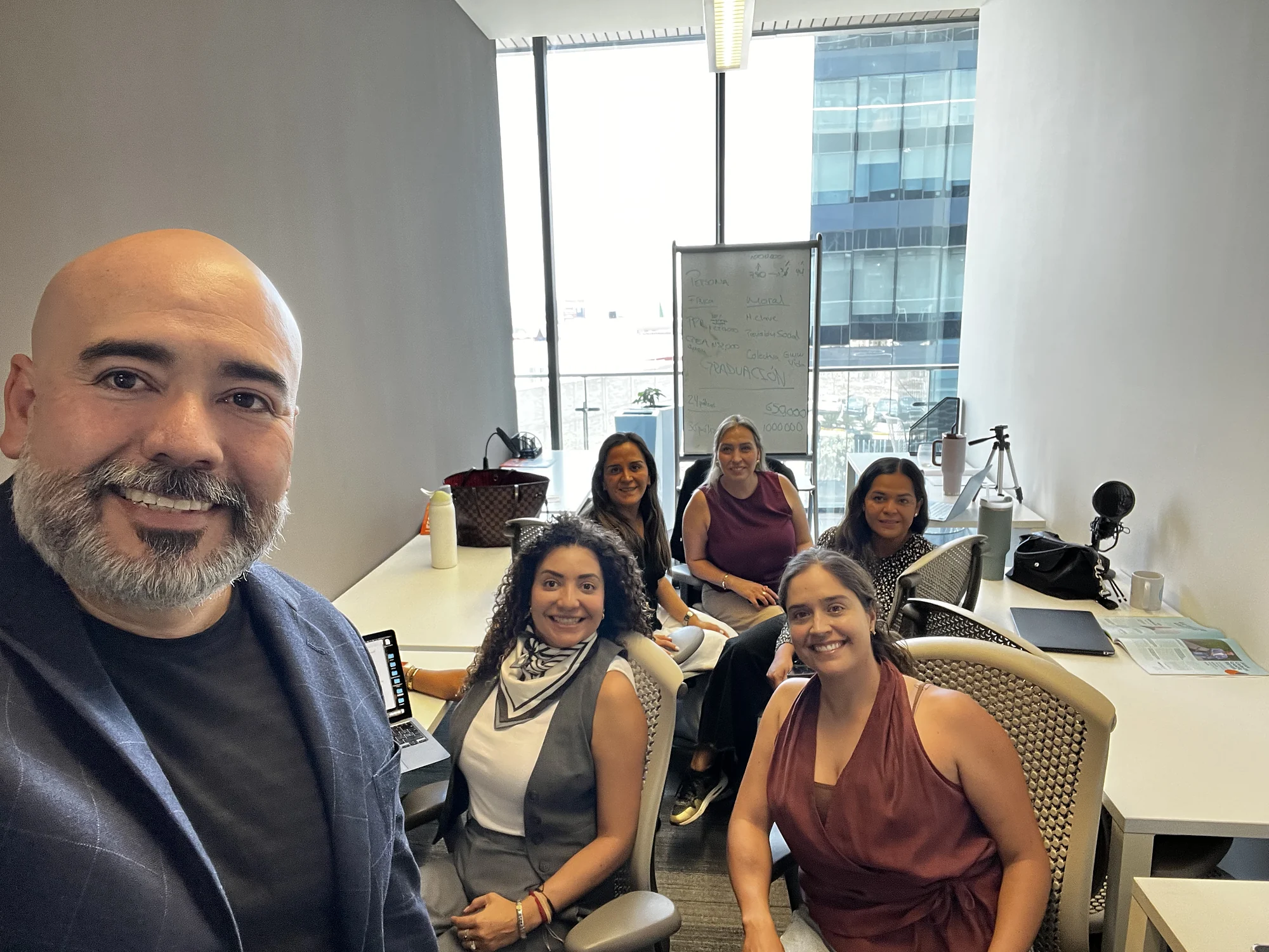 Equipo de Ascendia reunido en una sala de trabajo