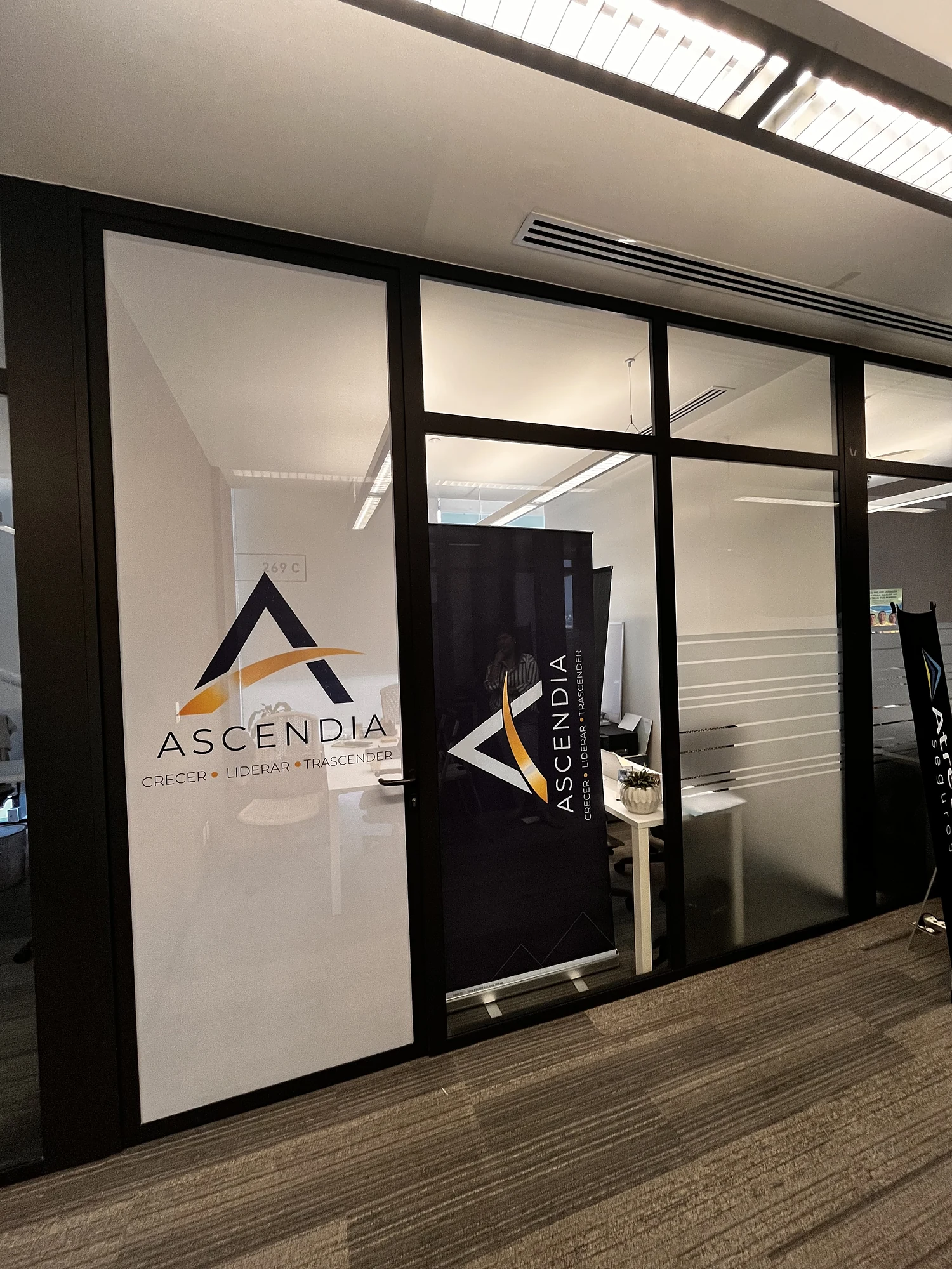 Oficina de Ascendia con el logotipo y el estandarte de la marca
